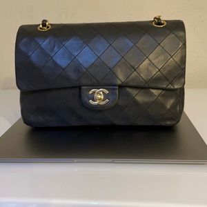 Chanel double Flap bag size M clean corner⭐️
